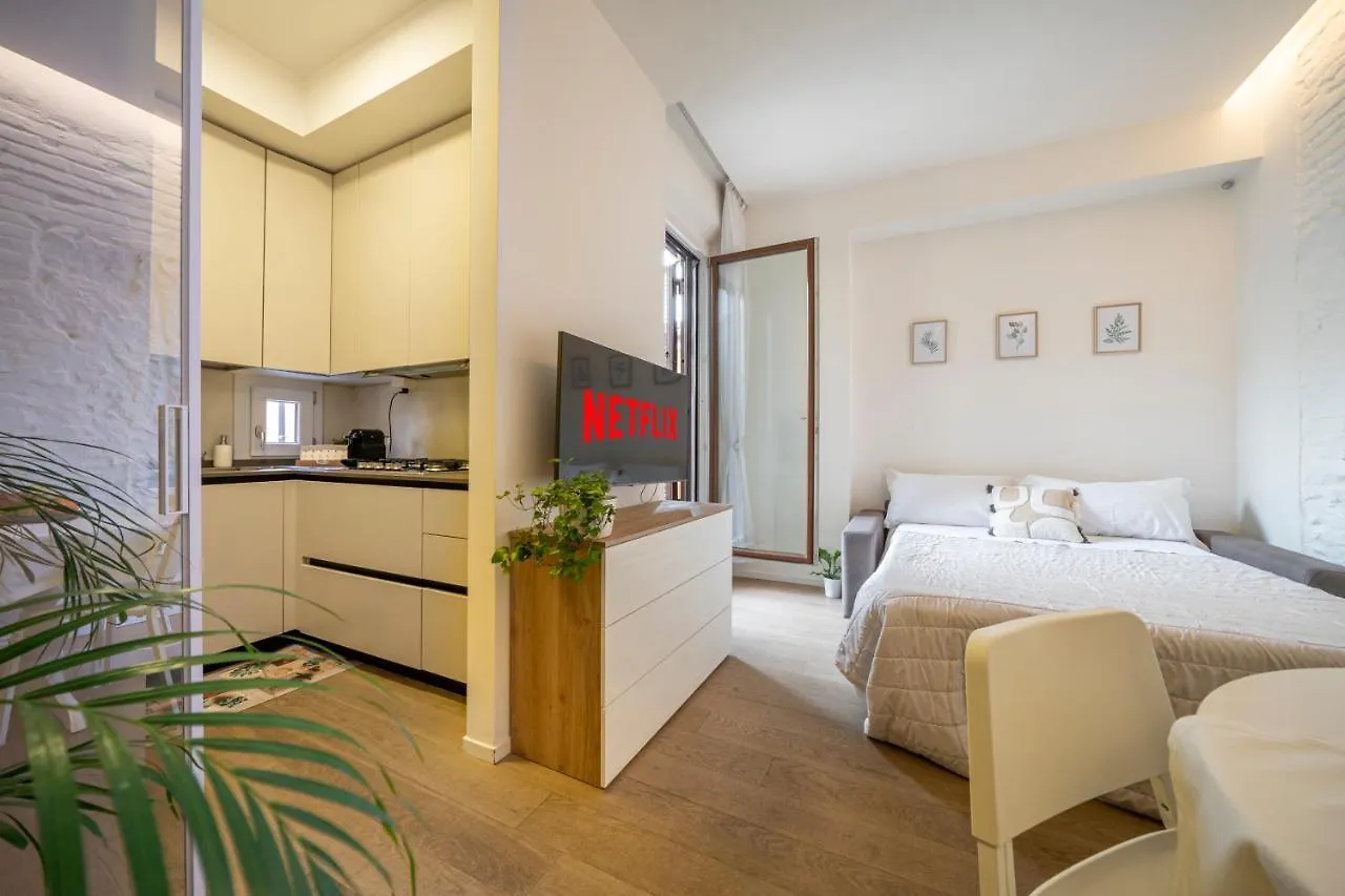 Piazza Maggiore-Luxury Apartment-Elegant Terrace Bologna Apartment